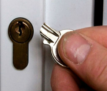 как открыть дверь без ключа